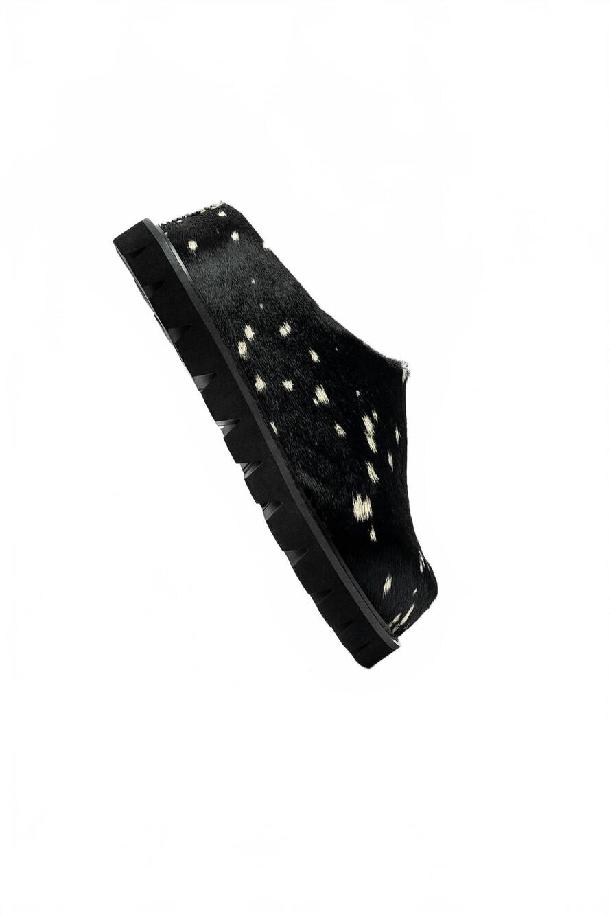 NEW ROAM women's pony round toe clogs in black